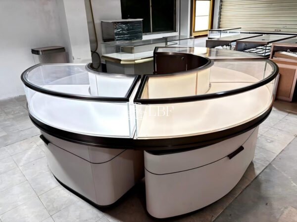 Curved high-quality display cabinet - Image 3