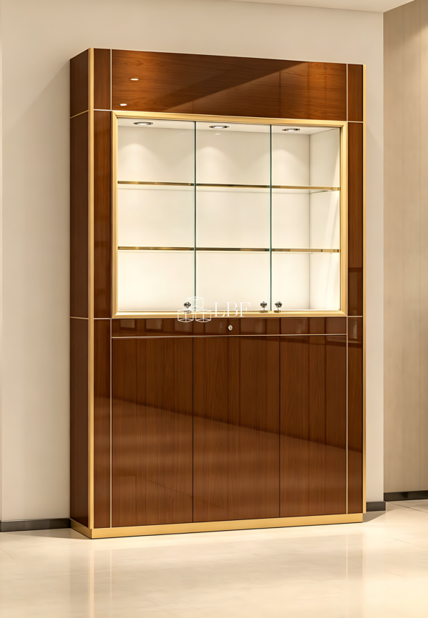 Stehender Schmuckschrank an der Wand
