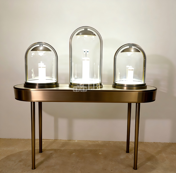 It allows the brilliant luster of jewelry to be fully displayed. Such exquisite use of light not only makes every gemstone of the jewelry shine dazzlingly, but also highlights its delicate texture and exquisite craftsmanship.