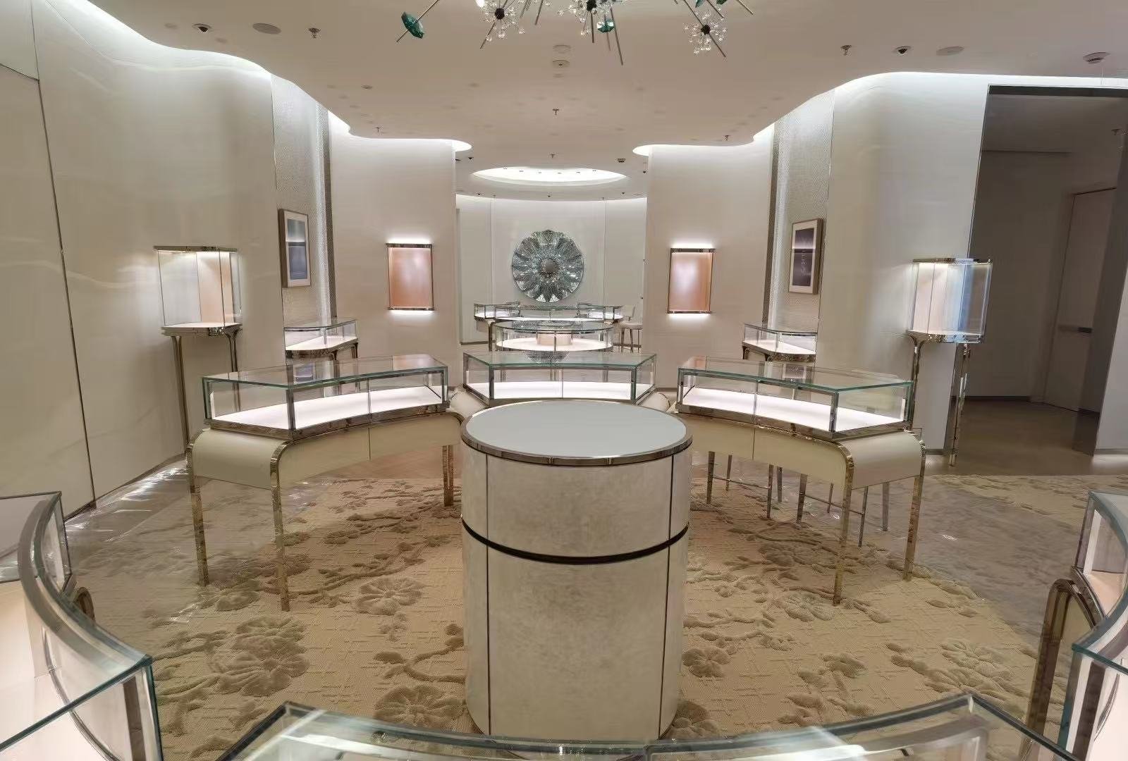 Ideali per showroom di gioiellerie di alta gamma e negozi di punta, queste vetrine espositive personalizzate mostrano i gioielli in modo completo, creano un'esperienza di acquisto immersiva, elevano l'immagine del marchio, attirano i clienti e garantiscono la sicurezza di oggetti di valore.