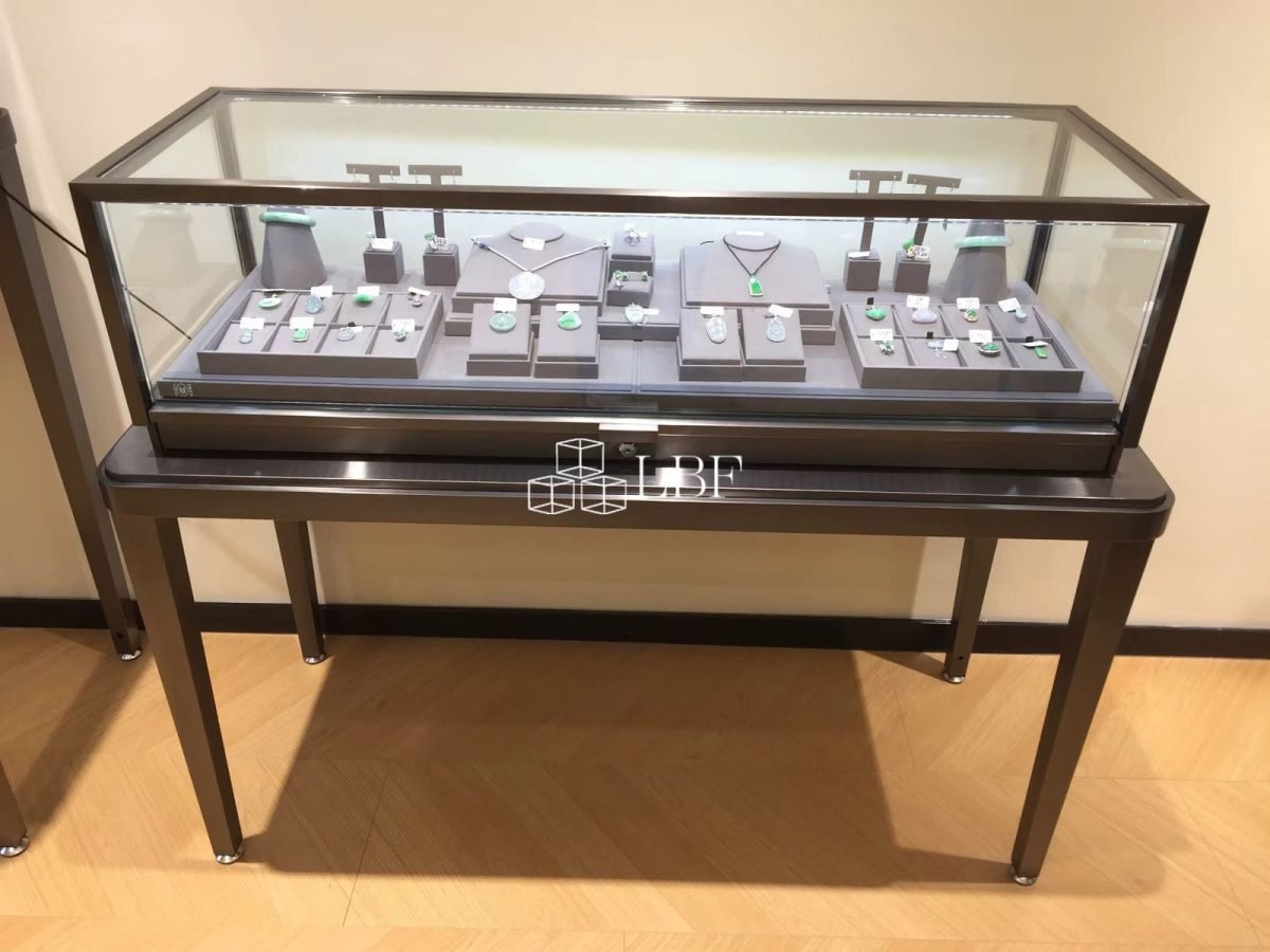 Vitrine à bijoux en bronze